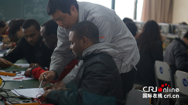 在中国学习电子工程专业的尼日利亚留学生萨利姆在进行实操训练