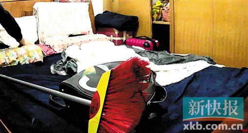 ■离开房间前,男子还整理了一下猫主的床铺。