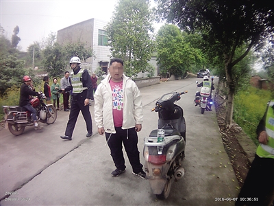 男子骑摩托遇民警 听见喊话调头就跑|逃逸|肇事