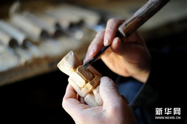 　　 4月13日，在河南省方城县独树镇砚山铺村，方城石猴代表性传承人王国庆在雕刻石猴。