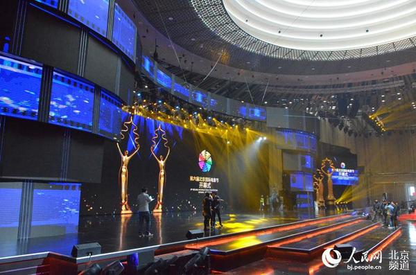 开幕式主舞台。人民网尹星云 摄