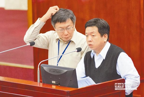 柯文哲市长（左）昨到议会做施政答询，面对接连而来的问题，招牌的搔头动作一再出现。（郑任南摄）图片来源：台湾《中时电子报》