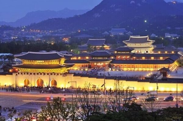 鸟瞰韩国“故宫”景福宫夜景(网页截图)