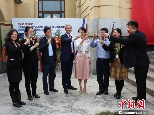 庆祝签证中心开业。　唐小晴 摄