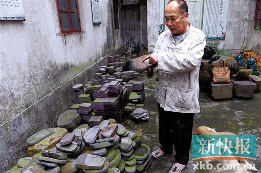 ■程文家的院子里堆满了大小不一的砚材。