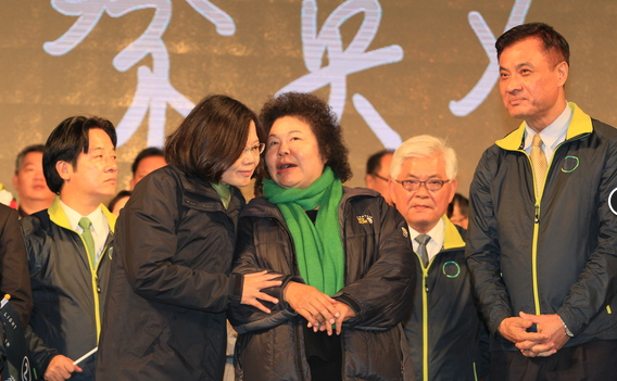 蔡英文（左）与陈菊（右）交谈。（图片取自台媒）