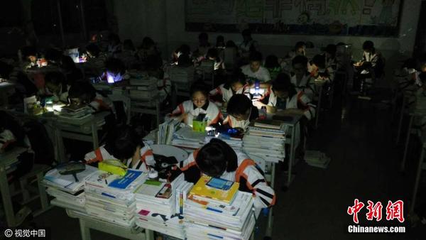 贵阳雨夜停电 高三学生借手机电筒亮光夜读|晚