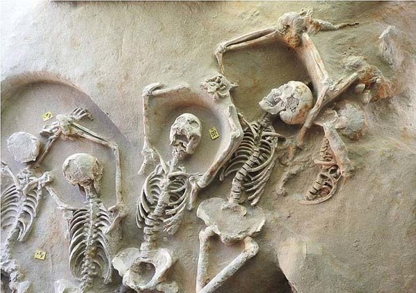 希腊发现近3000年前集体墓穴 埋葬80名年轻男