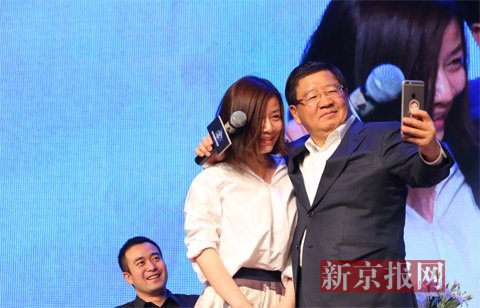 徐小平和女观众自拍。新京报记者 彭子洋 摄