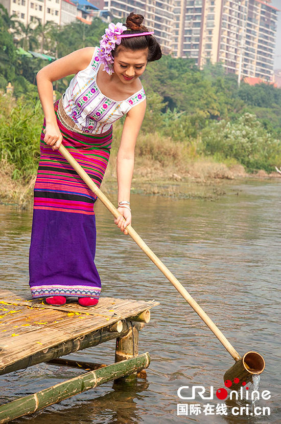 傣族少女在澜沧江取圣水