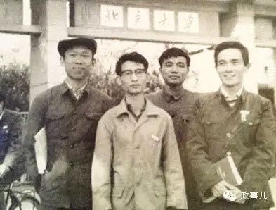 李克强(右二)和同学在北大南门前合影