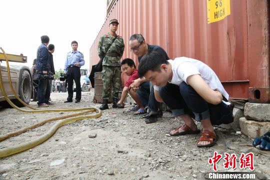 嫌疑人被当场控制。　钟超 摄