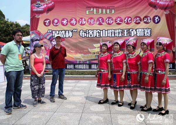 国际友人与田阳当地群众对山歌。