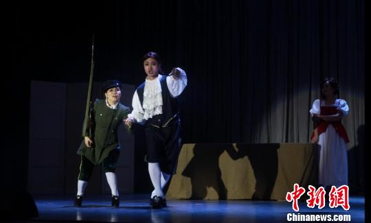 在“台式”教学中,所有演出道具舞美皆有学生完成;角色也全由师生担纲,这场“阳光版”歌剧演出堪称为师生合作教学相长的实验。图为剧照二 陈松林 摄