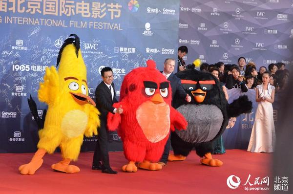 《愤怒的小鸟》亮相红毯。人民网尹星云 摄