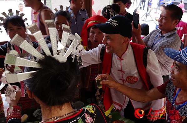 外国客人罗华敬酒