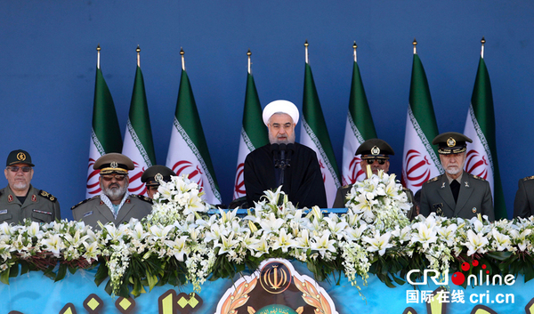 　　国际在线消息：当地时间2016年4月17日，伊朗在德黑兰举行建军节阅兵式，总统鲁哈尼发表讲话，S-300导弹压轴