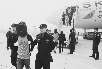 4月13日，在北京首都机场，第二批电信诈骗犯罪嫌疑人被包机押解回国。（资料图片）