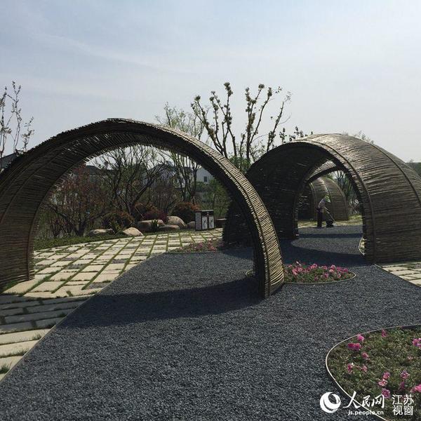 图为园博园一景。