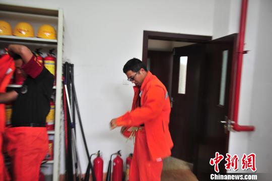 图为云南大学微型消防站队员正在进行消防训练　刘冉阳　摄