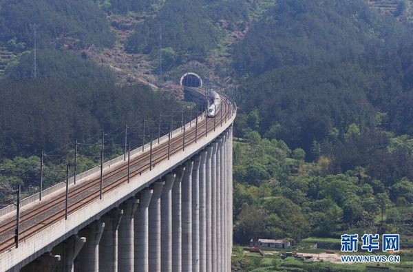 合武高铁驶出隧道。新华社记者 肖磊涛摄