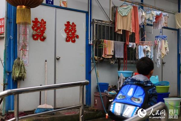 安置点发生过很多故事，有人在这里办喜事，孩子们长大了。（朱虹 摄）