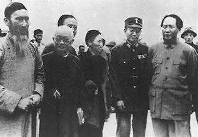 1945年8月28日，毛泽东率领中国共产党代表团从延安飞抵重庆。图为民主人士张澜等与毛泽东在机场合影。