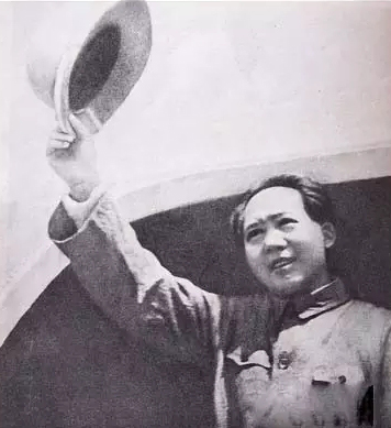 毛泽东向送行的人们告别。