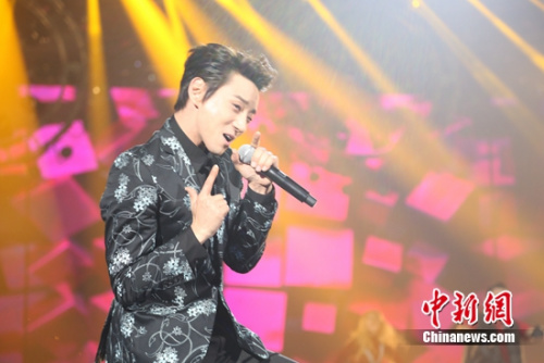 黄致列唱中文歌动情 费玉清搞笑扭秧歌(组图)