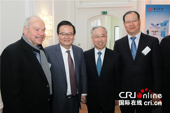 中国银行副行长高迎新、中国驻法兰克福总领事梁建全、行长李光与国足前主帅施拉普纳先生合影
