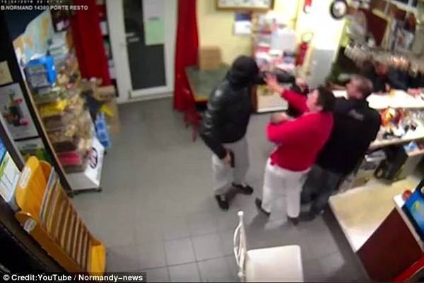 神勇!法国大妈怀抱小孩 徒手怒揍持枪歹徒(组图)