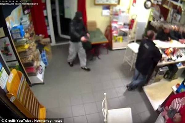 神勇!法国大妈怀抱小孩 徒手怒揍持枪歹徒(组图)