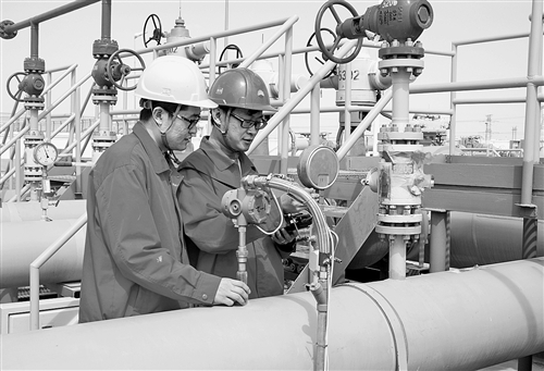 中卫压气站工作人员在检测输气管道。 经济日报记者 拓兆兵摄