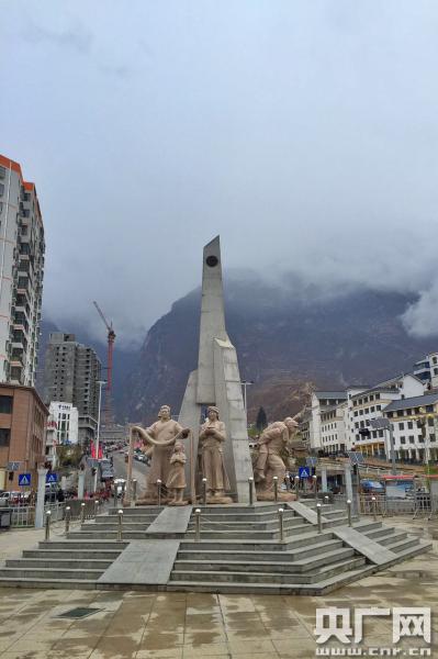 舟曲特大山洪泥石流纪念馆前的雕像（央广网记者 张磊 摄）