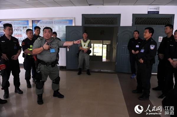 江西省警察学校的训练场上，来自香港的警察面对面教授江西警察绝技。