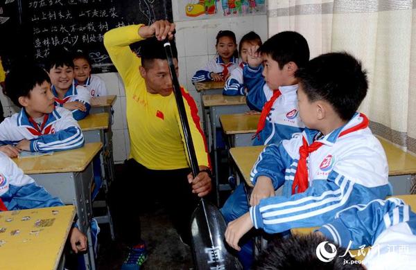 宜春学院龙舟男队的教练和队员与鄱阳的小学生们零距离互动。