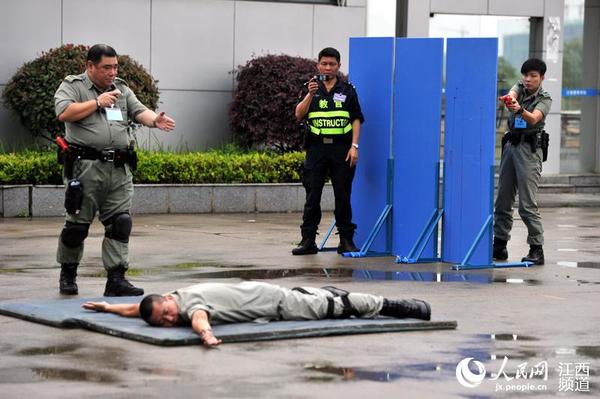 江西省警察学校的训练场上，来自香港的警察面对面教授江西警察绝技。