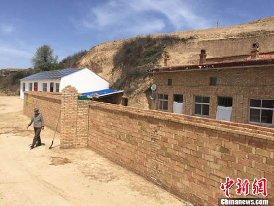 甘肃黄土高原农民搬出窑洞享受光伏生活|杜建