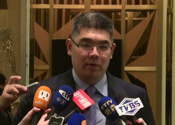 连胜文表示,国民党此时面临困难,蔡正元如此有战力的人愿意奉献,全心投入,他相当感佩,也给予支持。蔡正元的加入也确实让蓝营支持者为之一振。 图/陈言乔 摄影 图片来源:台湾《联合报》