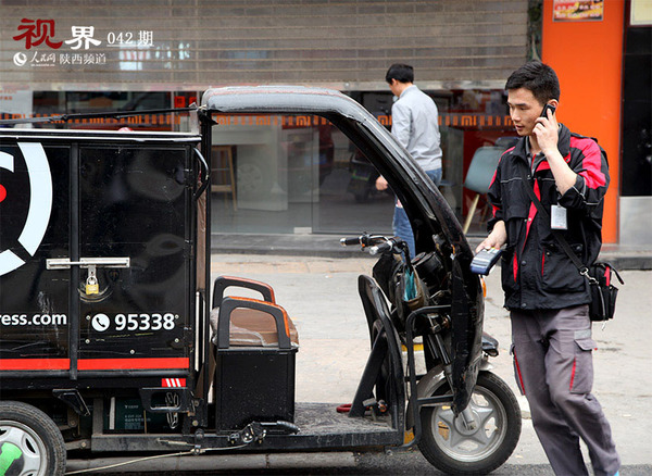 为了及时将快件送到收件人手上，白方晨会及时与收件人联系，打电话接电话成了他随时要做的事情。