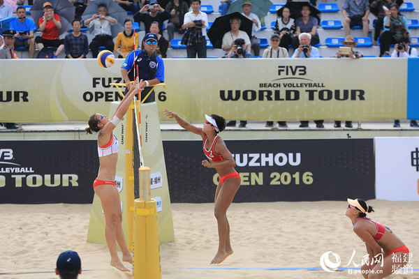 薛晨和搭档夏欣怡击败对手 邹家骅摄