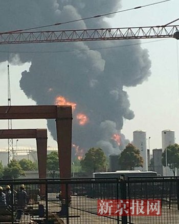 江苏靖江一化工仓储公司起火 现场火柱腾空|扑