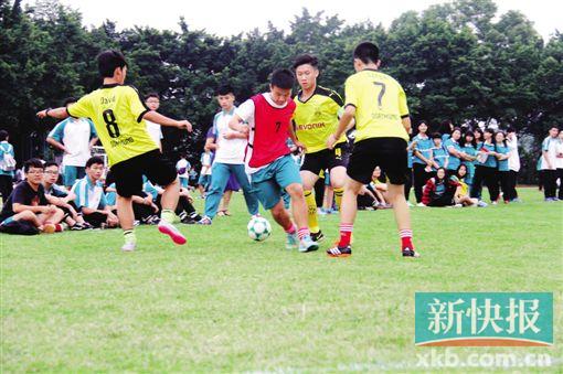 ■象贤中学足球队进行对抗性训练。