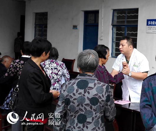 杜勇生前在为病人诊疗
