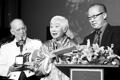 华人卢燕获休斯敦国际电影节全景中国终身成