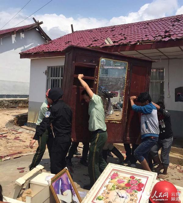 公安民警和边防官兵帮助老百姓转移物资。（何家军 摄）