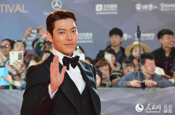 金宇彬亮相第六届北京国际电影节闭幕式红毯。人民网尹星云 摄
