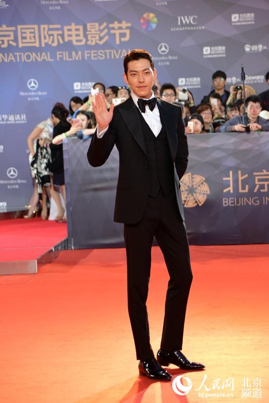 金宇彬亮相闭幕式红毯，文质彬彬帅气依旧。人民网 孟竹 摄