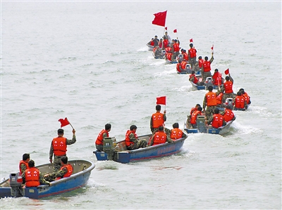 图为民兵应急队员进行水上救援训练。刘胜利摄