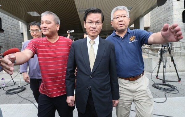 卷入浩鼎案的台湾“中央研究院院长”翁启惠（中）。记者许正宏／摄影 于志旭 图片来源：台湾《联合报》